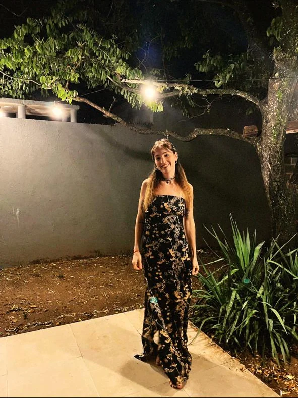 Mili en un jardín por la noche