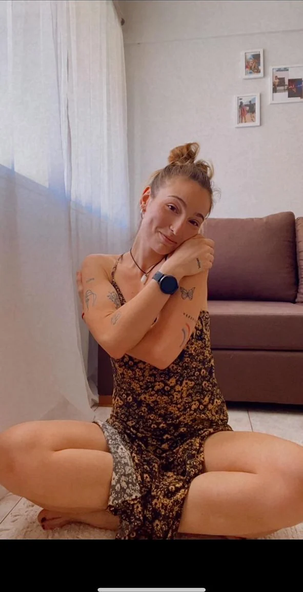 Mili sonriendo en un ambiente cálido